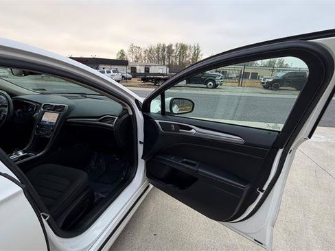 Used 2020 Ford Fusion SE FWD image 20
