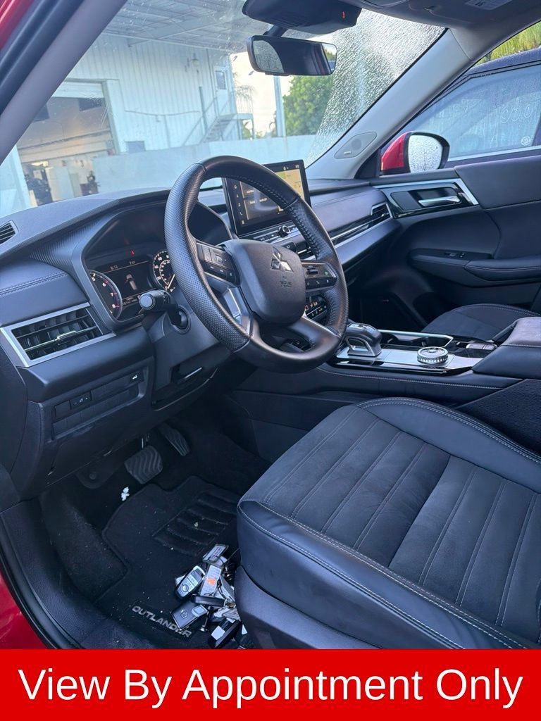 Used 2025 Mitsubishi Outlander SE AWD/4WD image 3