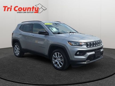 Used 2023 Jeep Compass Latitude AWD/4WD image 1