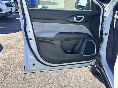 Used 2024 Jeep Compass Latitude image 18