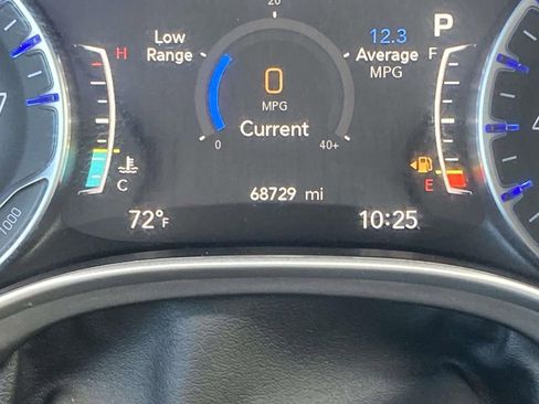 Used 2023 Chrysler Pacifica Touring-L FWD image 32
