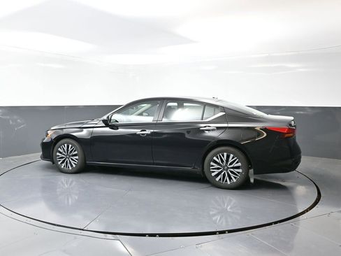 Used 2024 Nissan Altima 2.5 SV image 11