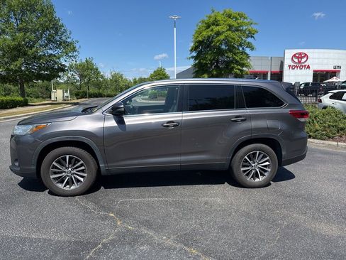 Used 2019 Toyota Highlander XLE image 3