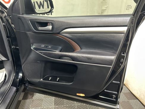 Used 2017 Toyota Highlander XLE image 11