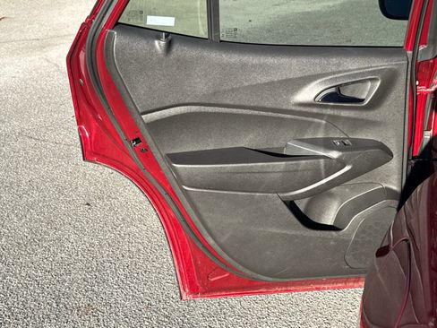 Used 2025 Chevrolet Trax LT w/ LT Convenience Package image 21