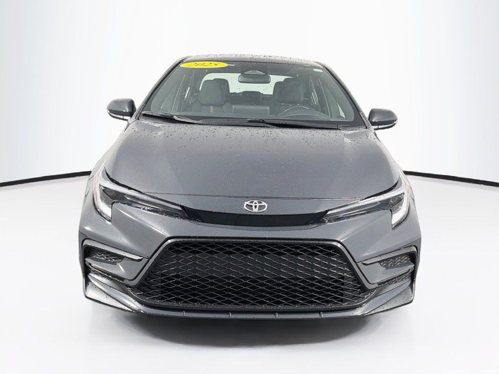 Used 2025 Toyota Corolla SE FWD image 2