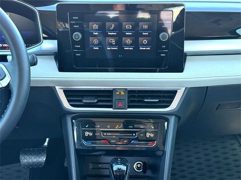 Certified 2025 Volkswagen Taos SE image 30