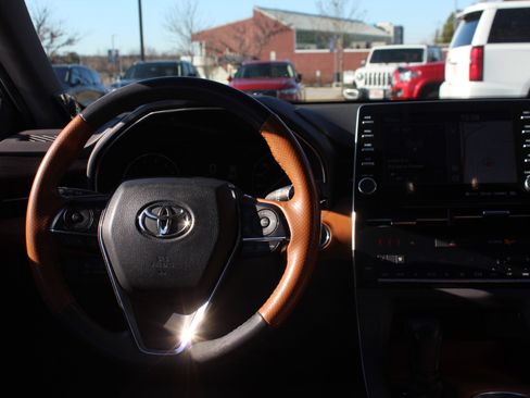 Used 2020 Toyota Avalon Limited image 26