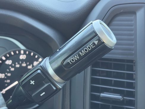 Used 2024 Nissan Titan SV w/ SV Convenience Package image 23