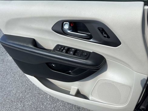 Used 2024 Chrysler Pacifica Limited FWD image 14
