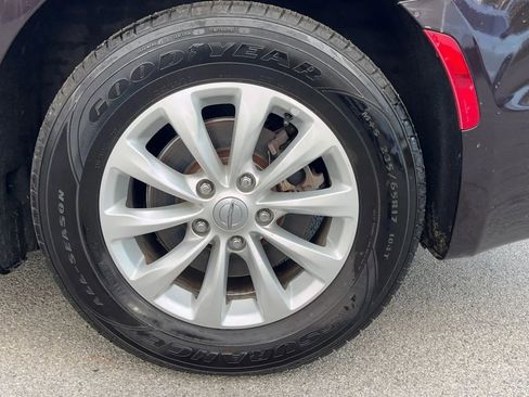 Used 2017 Chrysler Pacifica Touring-L image 13