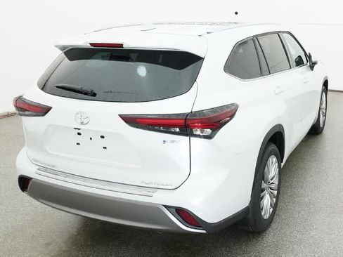 New 2026 Toyota Highlander Platinum AWD/4WD image 8
