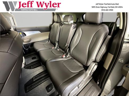 New 2026 Kia Carnival EX FWD image 17