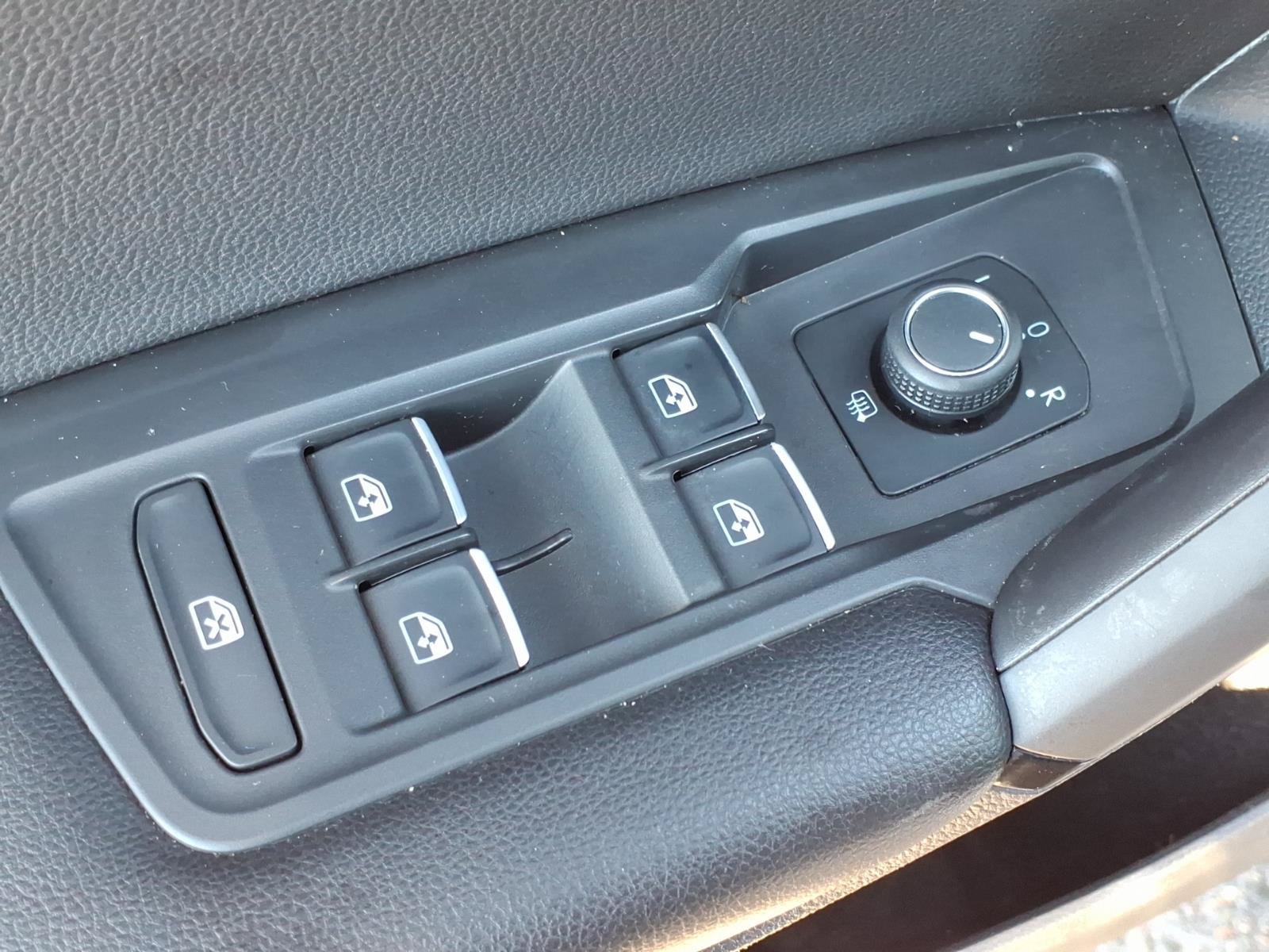 Used 2019 Volkswagen Tiguan SE FWD image 19
