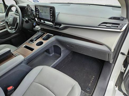Used 2022 Toyota Sienna XLE FWD image 22