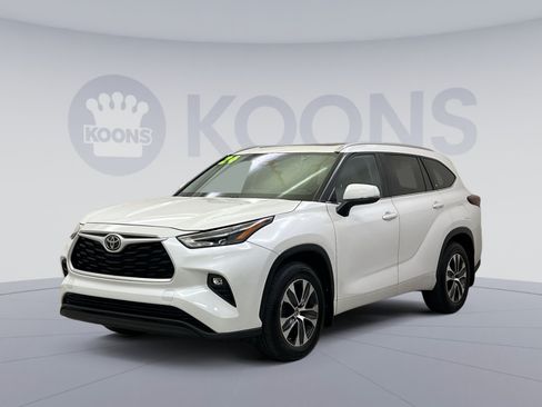 Used 2024 Toyota Highlander XLE AWD/4WD image 1