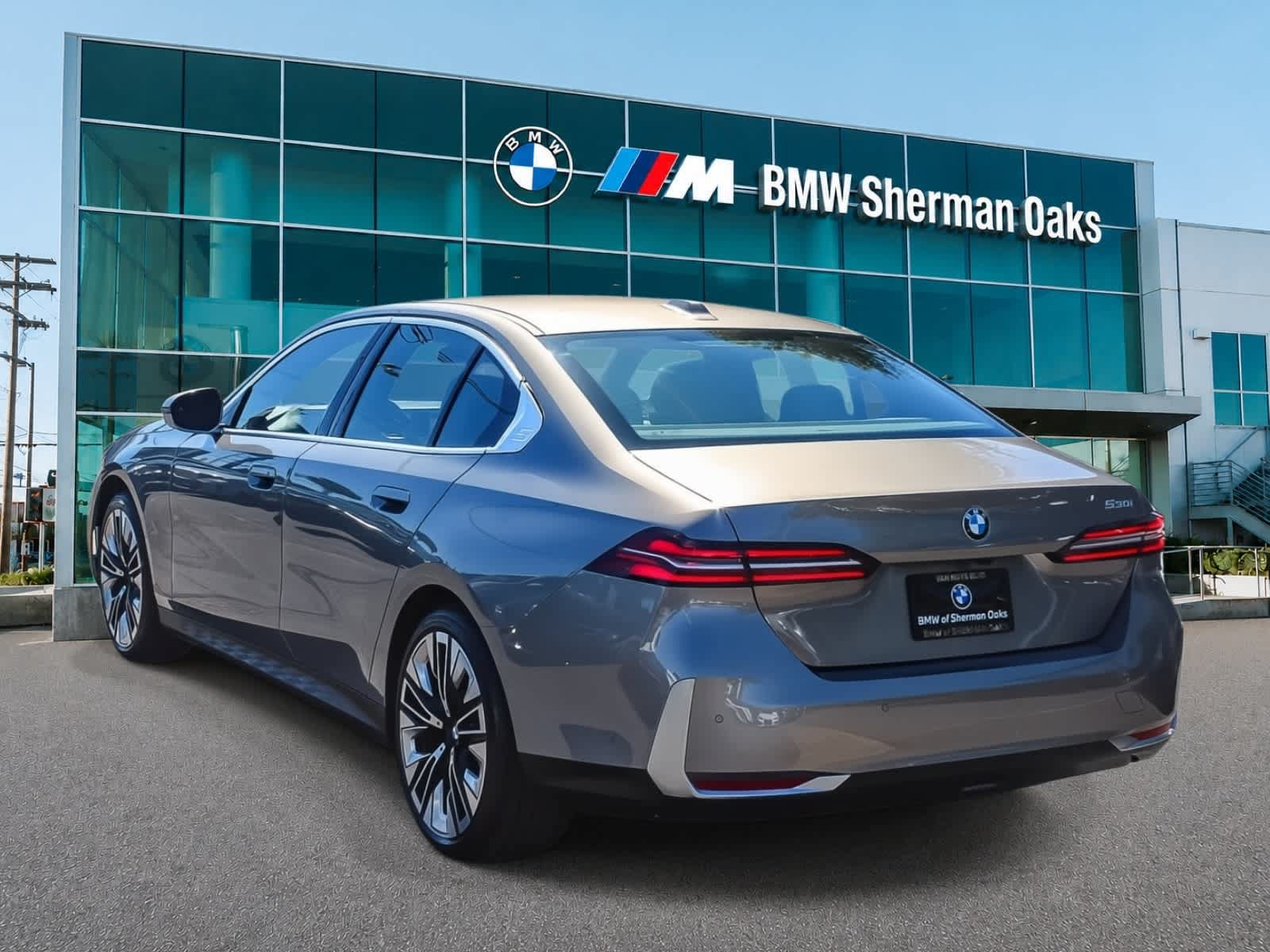 Used 2026 BMW 530i w/ Premium Package RWD image 7
