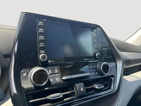 Used 2022 Toyota Highlander XLE FWD image 12