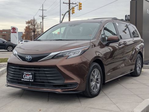 Used 2021 Toyota Sienna LE image 10