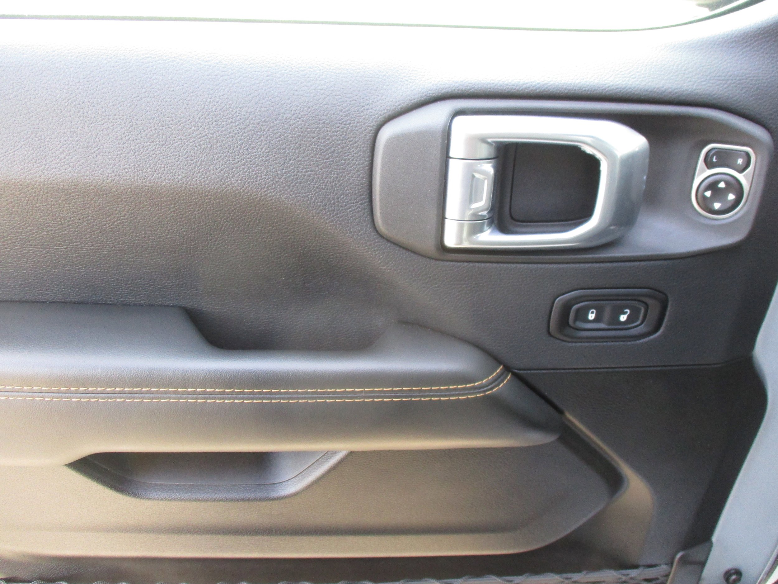 Used 2024 Jeep Wrangler Unlimited Sahara AWD/4WD image 32