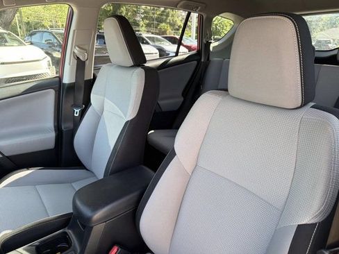 Used 2017 Toyota RAV4 XLE FWD image 10