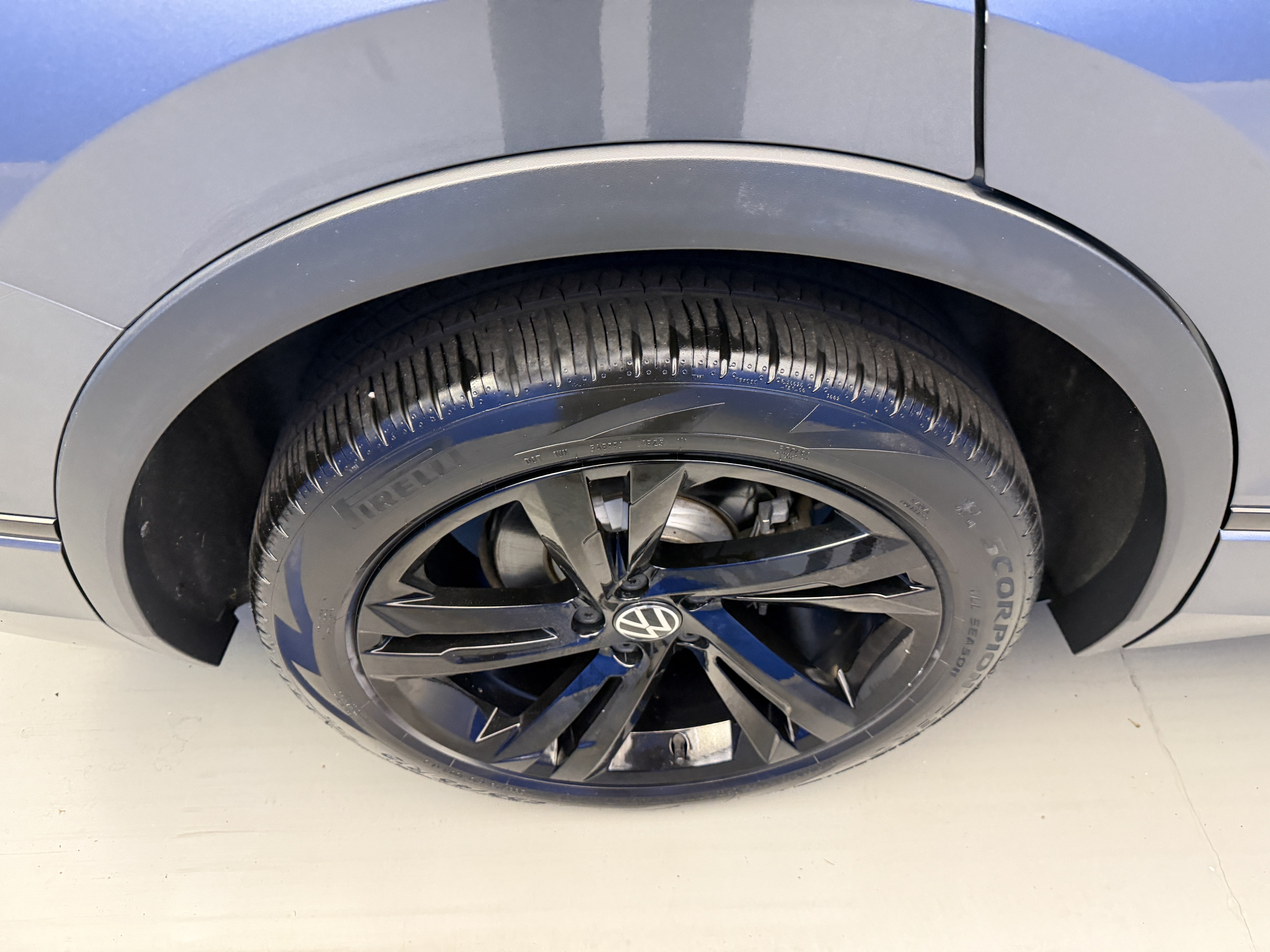 Certified 2023 Volkswagen Tiguan SE R-Line FWD image 8