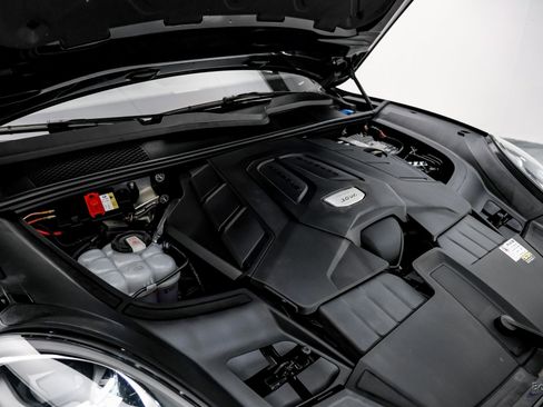 Used 2022 Porsche Cayenne w/ Premium Package image 66