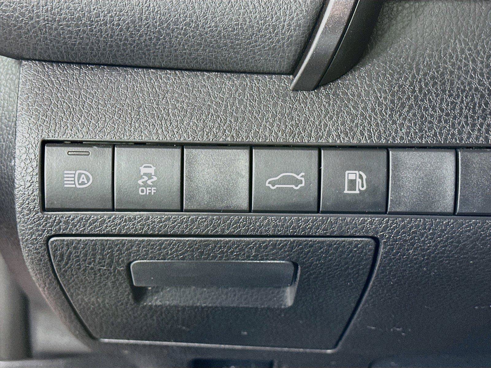 Used 2018 Toyota Camry XLE FWD image 10