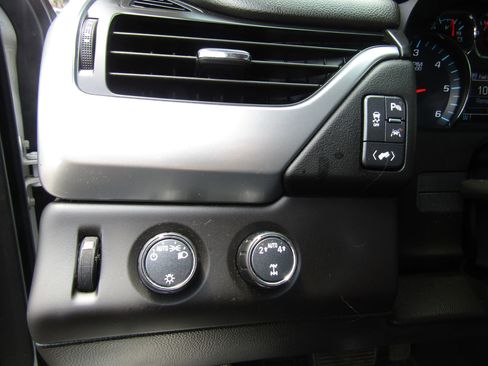 Used 2018 Chevrolet Suburban LT image 20