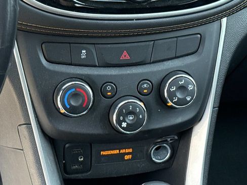 Used 2020 Chevrolet Trax LT w/ LT Convenience Package FWD image 14