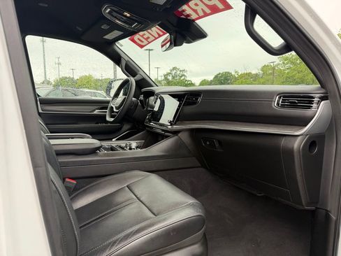 Used 2023 Jeep Wagoneer L Series III w/ Preferred Equipment Group AWD/4WD image 30
