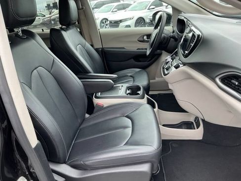 Used 2024 Chrysler Pacifica Touring-L FWD image 19