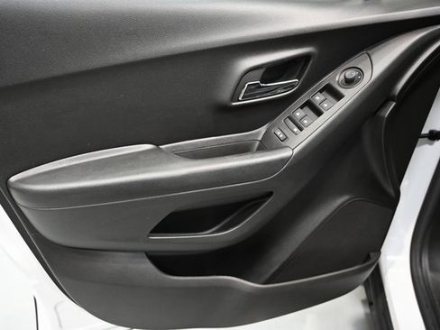 Used 2022 Chevrolet Trax LT w/ Driver Confidence Package image 24