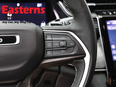 Used 2023 Jeep Grand Cherokee Limited w/ Black Appearance Package AWD/4WD image 16