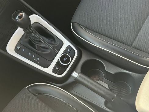 Used 2023 Hyundai Venue Limited FWD image 12