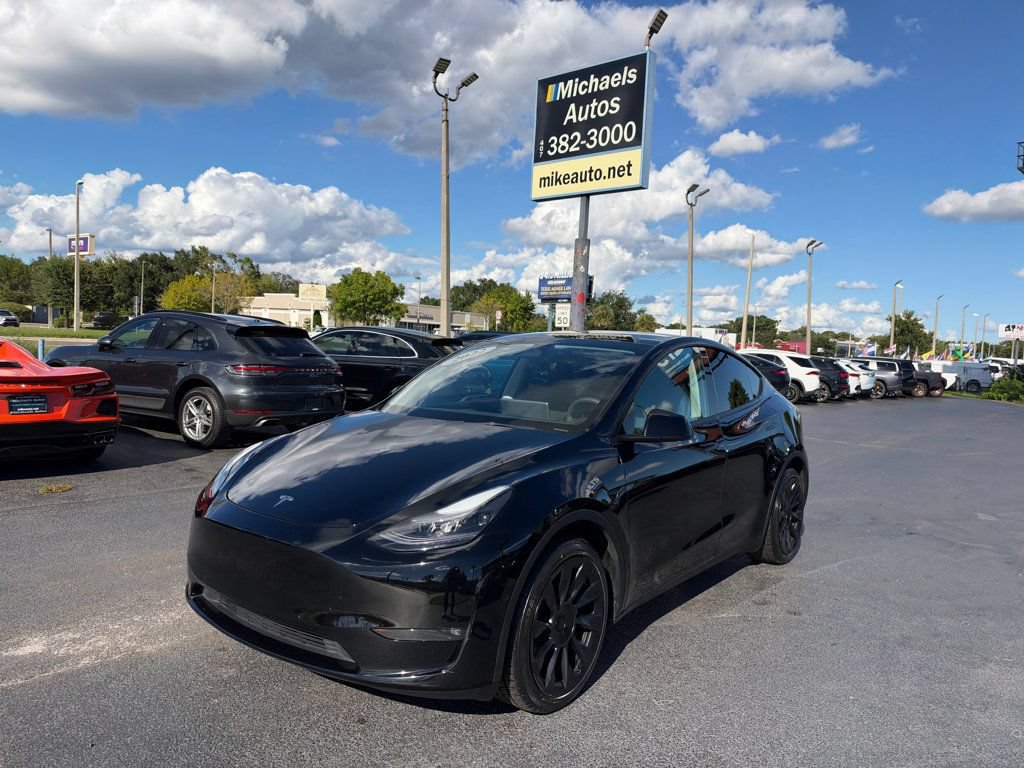 Used 2022 Tesla Model Y Long Range AWD/4WD image 1