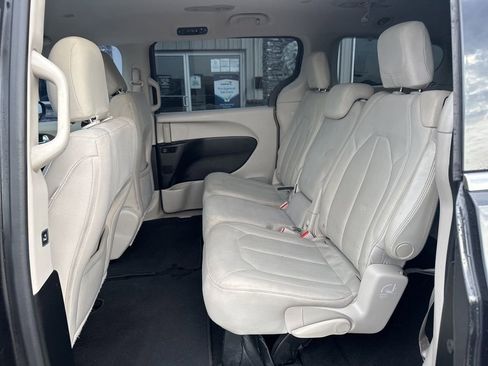 Used 2017 Chrysler Pacifica Touring image 18