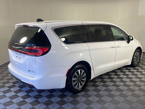 Used 2023 Chrysler Pacifica Touring-L FWD image 6