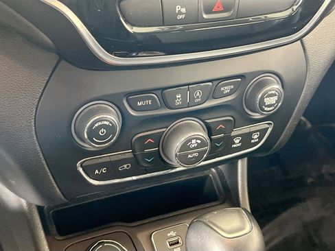 Used 2019 Jeep Cherokee Limited image 16