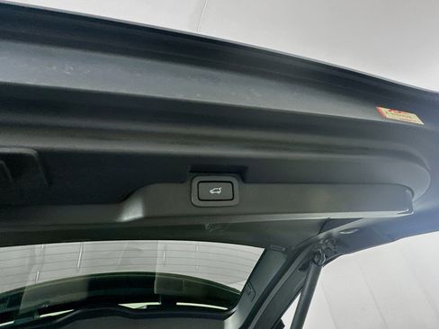 Used 2019 Land Rover Discovery HSE image 32