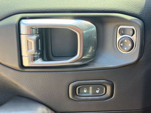 Used 2025 Jeep Wrangler Unlimited Rubicon AWD/4WD image 14