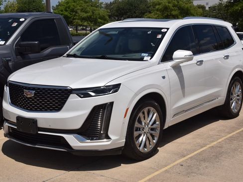 Used 2022 Cadillac XT6 Premium Luxury w/ Technology Package FWD image 2