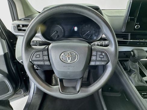Certified 2025 Toyota Sienna LE FWD image 11