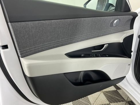 Used 2025 Hyundai Elantra Limited image 10