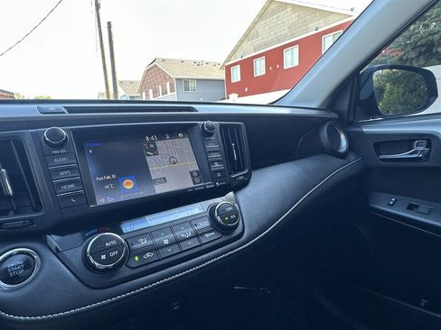 Used 2018 Toyota RAV4 XLE AWD/4WD image 10