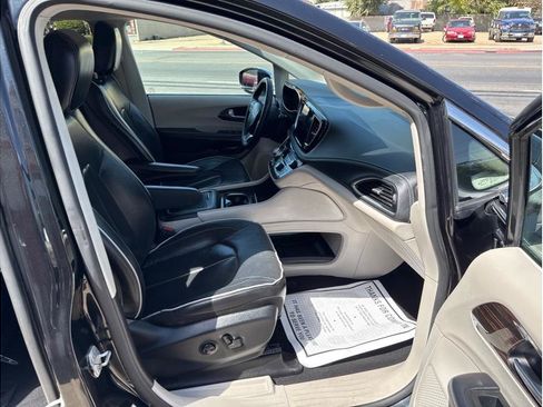 Used 2023 Chrysler Pacifica Limited FWD image 14