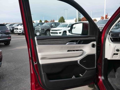 Used 2022 Jeep Wagoneer Series III w/ Flexible Seating Group image 29