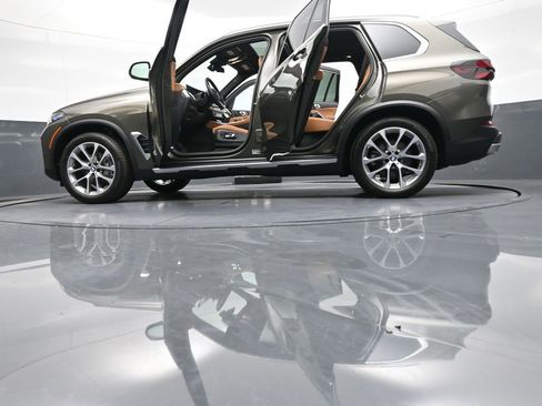Used 2025 BMW X5 xDrive40i w/ Climate Comfort Package image 53