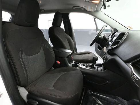 Used 2019 Jeep Cherokee Latitude w/ Popular Appearance Group image 46