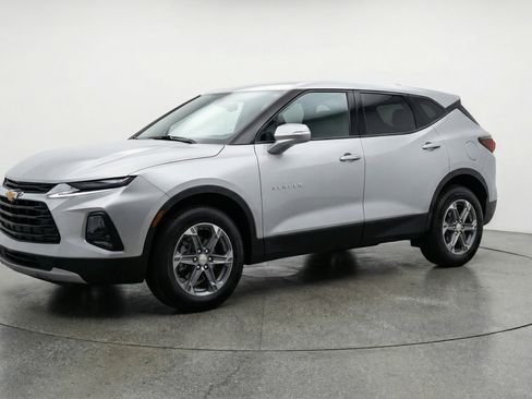 Used 2025 Chevrolet Blazer LT FWD image 3
